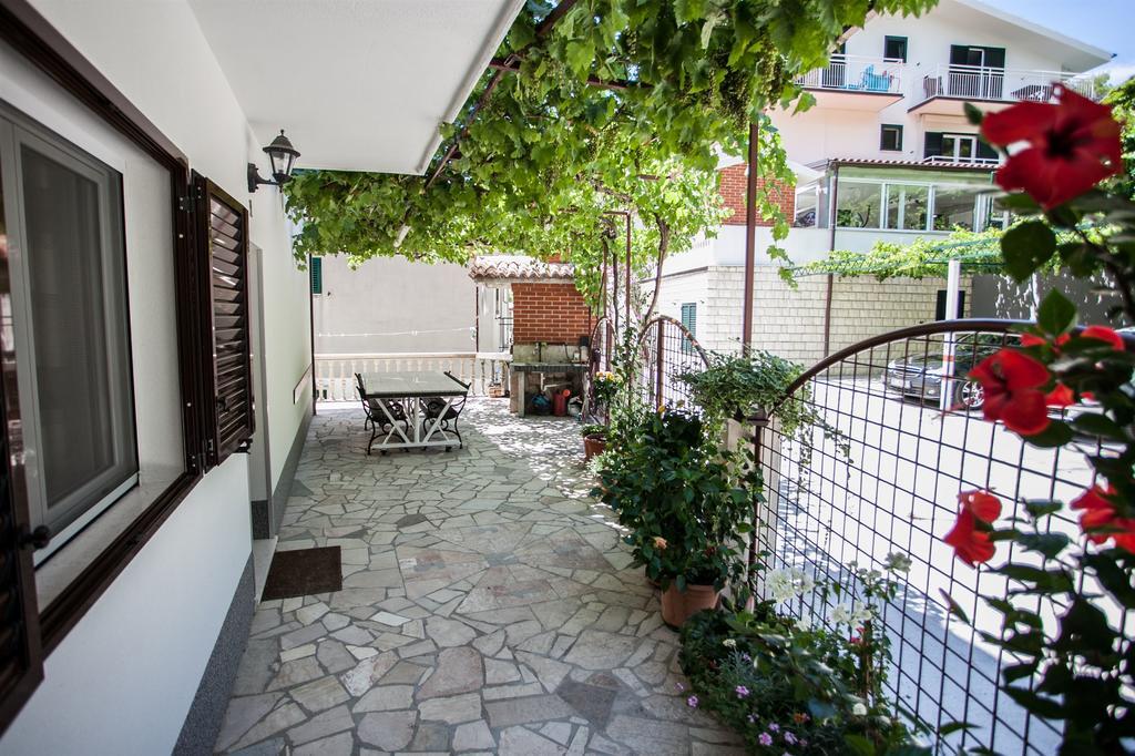 Apartments Mladen Duće Exterior foto